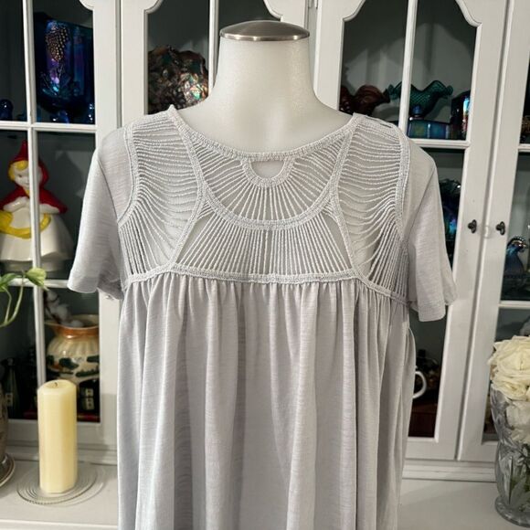 Anama Light Gray Flowy Short Sleeve Top Size Small - Picture 2 of 8